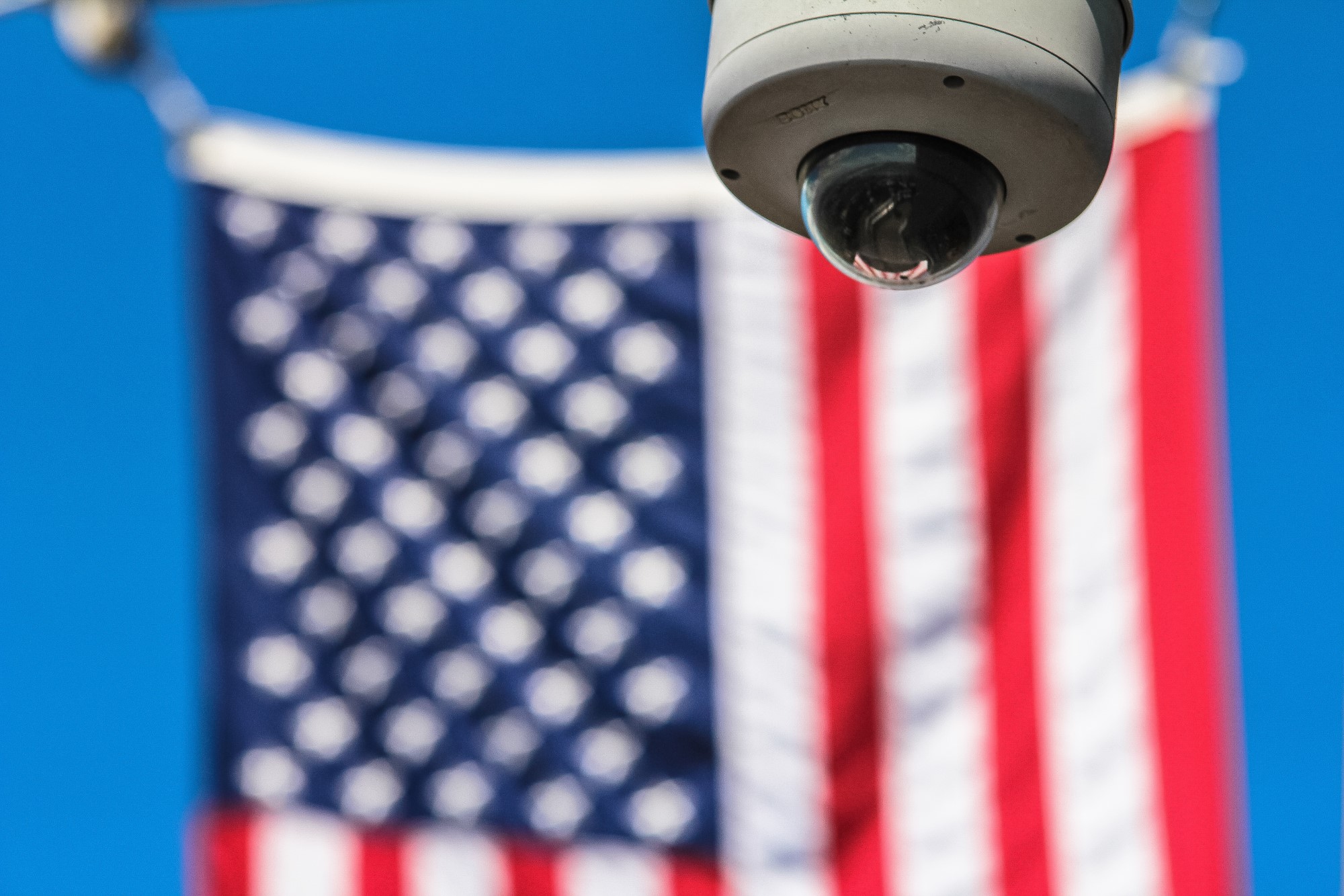 Flagge der USA und Videokamera / Privacy Shield