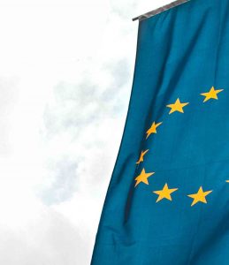 EU Flagge weht am Himmel