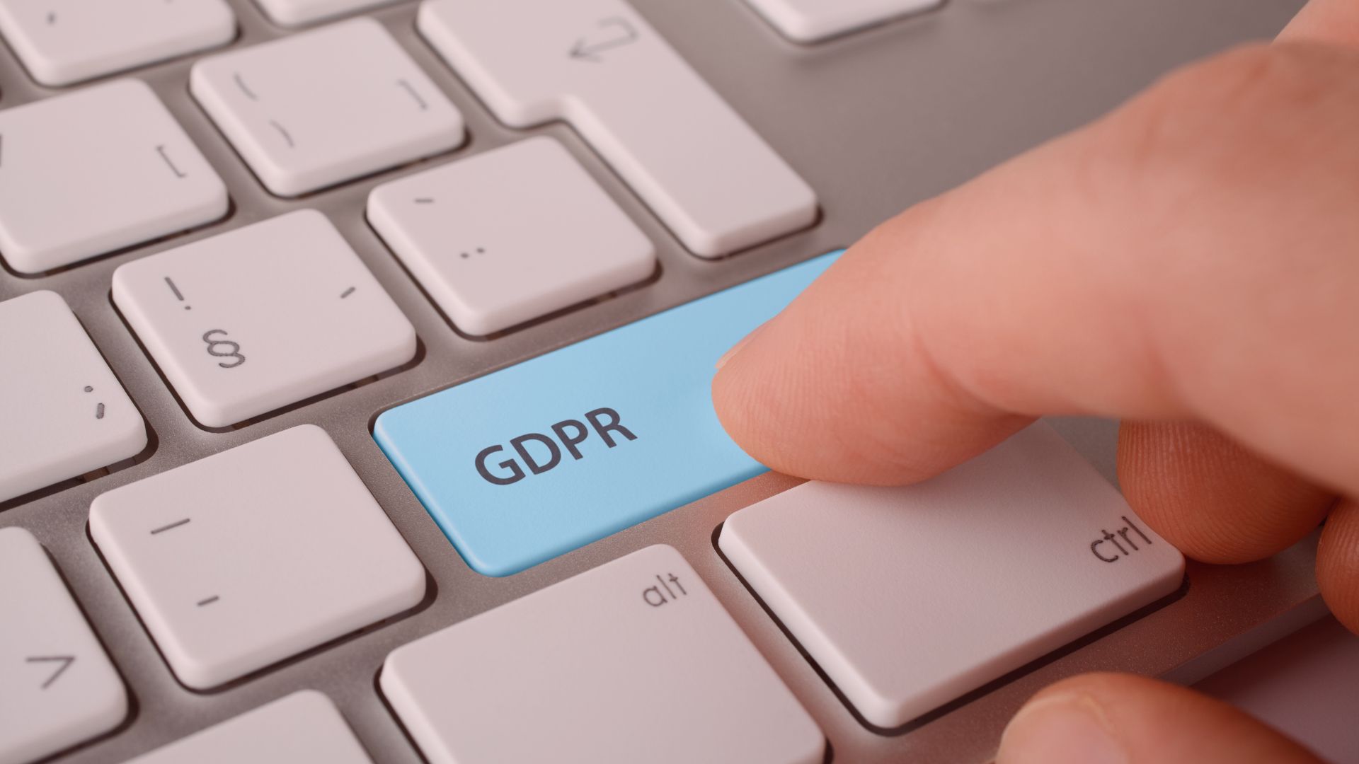 gdpr keyboard Können DSGVO-Verstöße auf Webseiten kommerziell ausgenutzt werden?  Ihr externer Datenschutzbeauftragter in Berlin | sofortdatenschutz.de